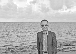 张军,知名经济学家,复旦大学经济学院院长、教授,复旦大学中国经济研究中心主任,“长江学者”特聘教授,入选国家“万人计划”。上海市委决策咨询委员会委员,民进中央特邀咨询研究员。张军教授专注于中国经济改革、转型、政府治理与经济增长的理论和实证研究。